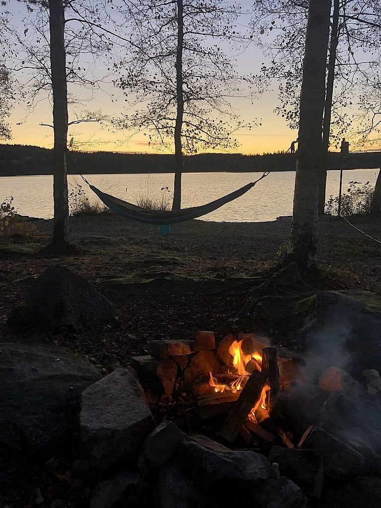 Lagerfeuer auf dem Campingplatz im Glaskogen Naturreservat in Schweden.